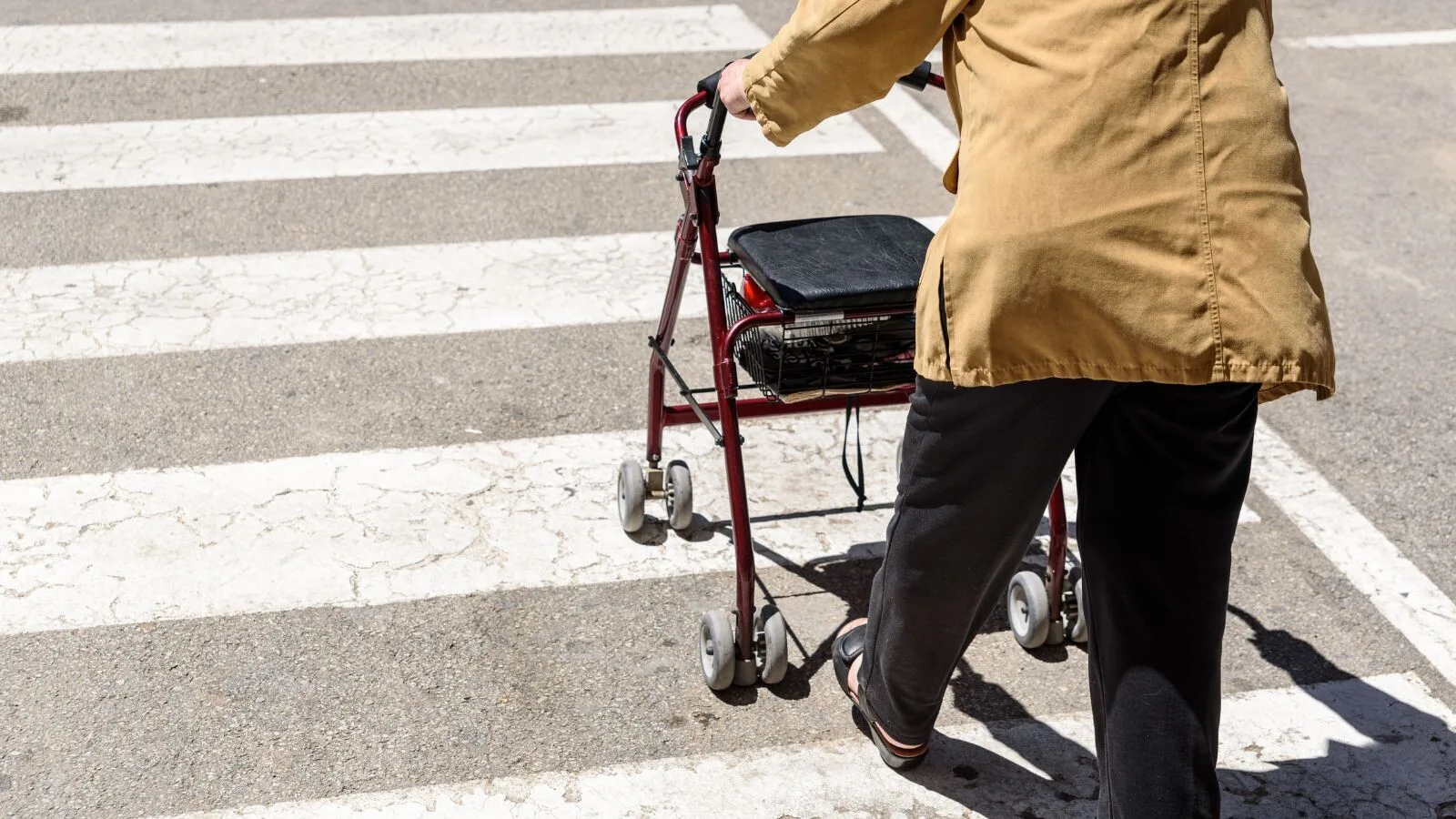 Eine alte Frau überquert die Strasse