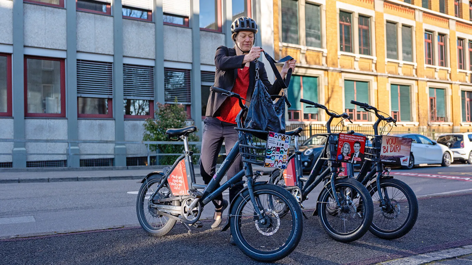 Velofahrerin mit Publibike in Bern