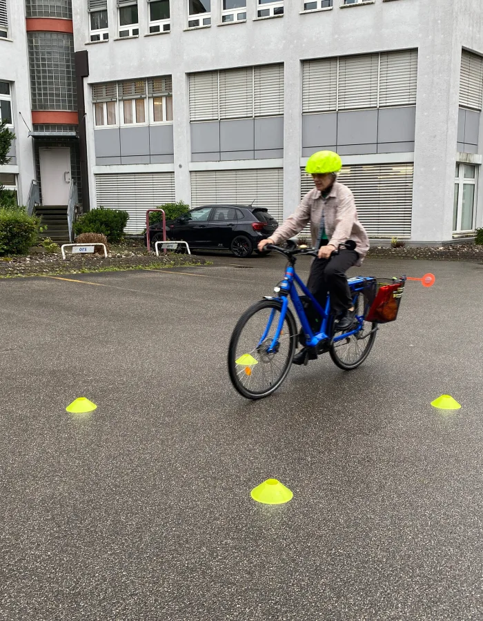 E-Bike-Fahrerin Kurs Sicherheit