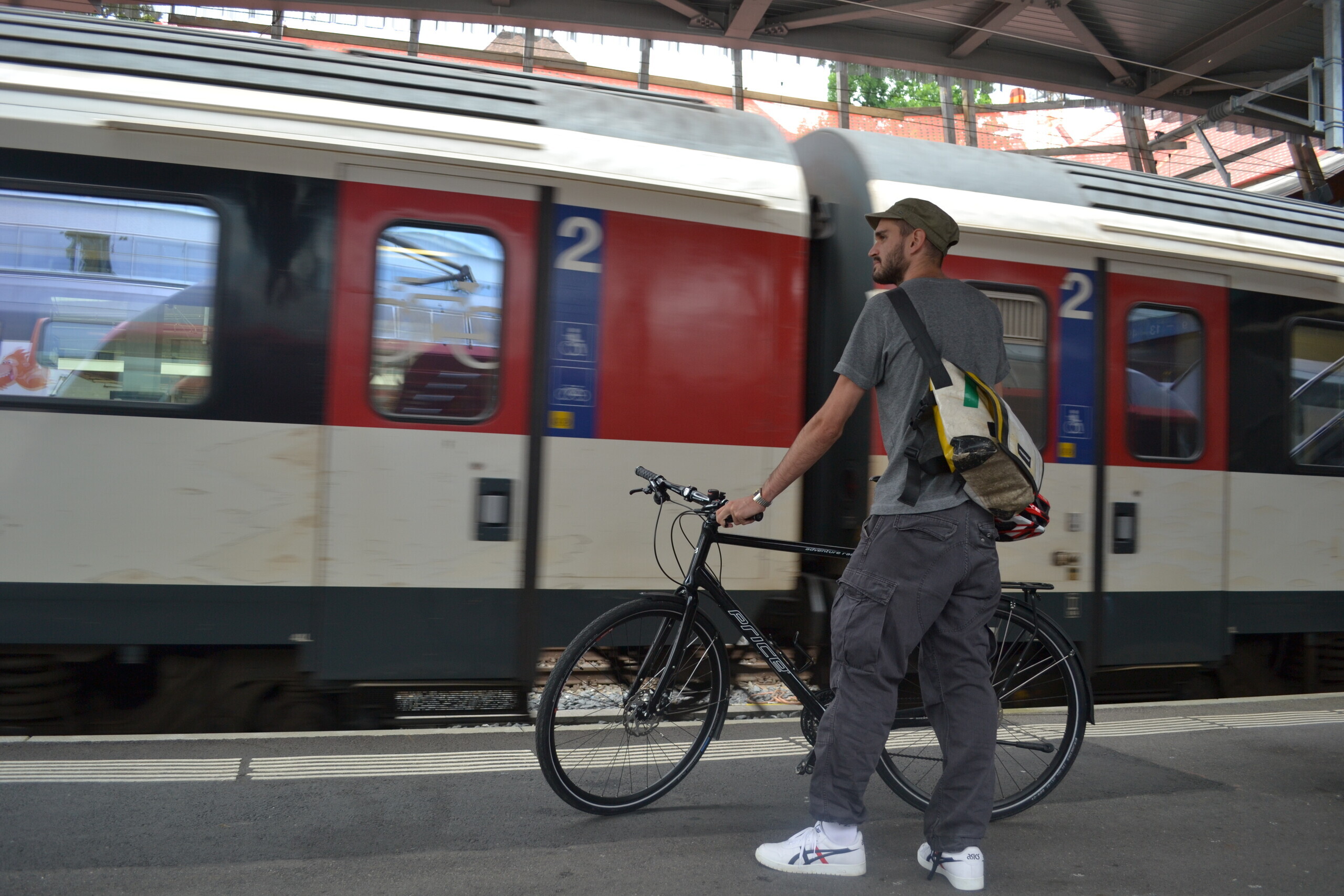 Veloselbstverlad Bahnhof Velofahrer