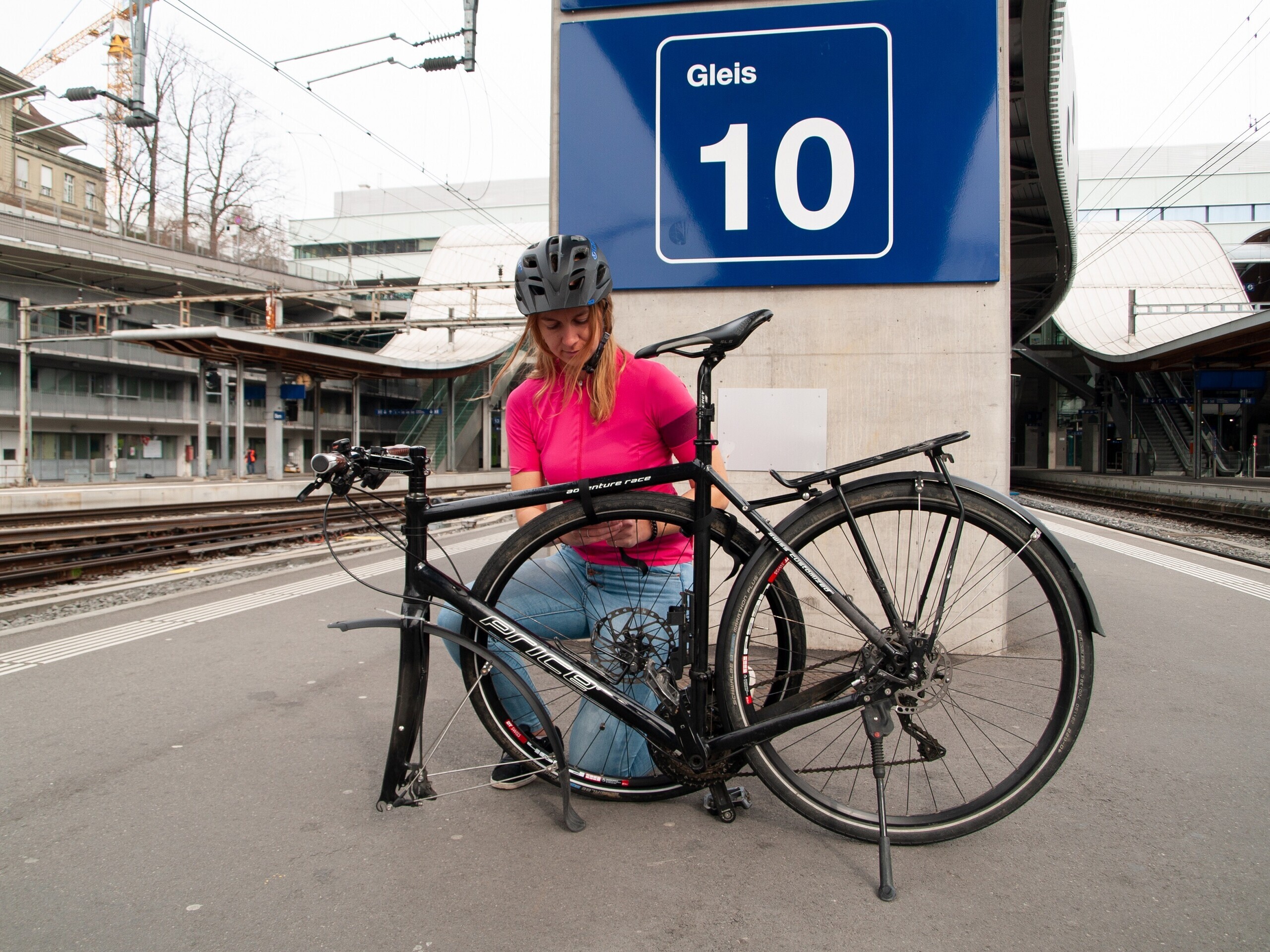 Veloselbstverlad Velotasche Velofahrerin