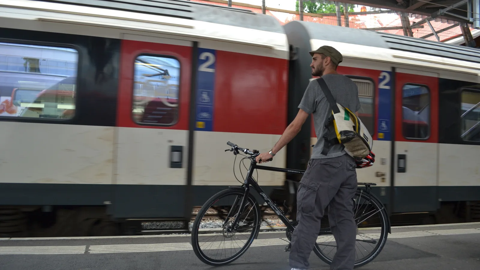 Veloselbstverlad Bahnhof Velofahrer