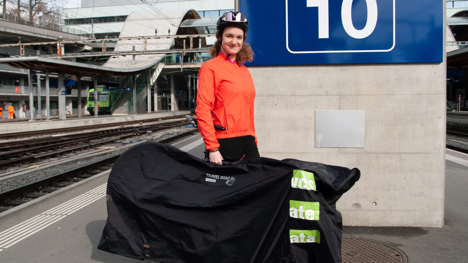 Veloselbstverlad Bahnhof Velofahrerin