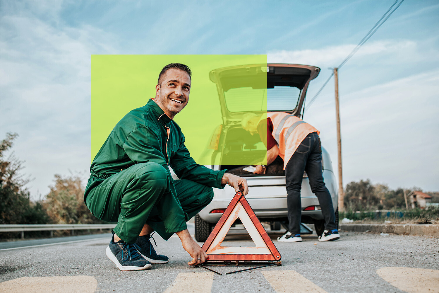 Pannenhilfe für Auto. Mann stellt Pannendreick auf.