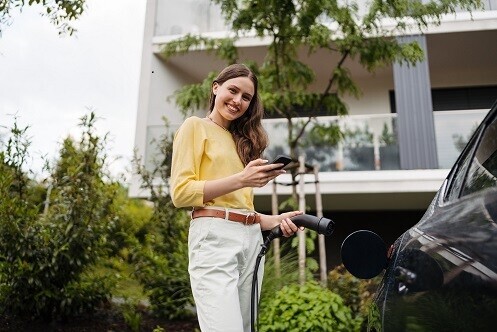Frau Auto Plugin Laden Autoversicherung