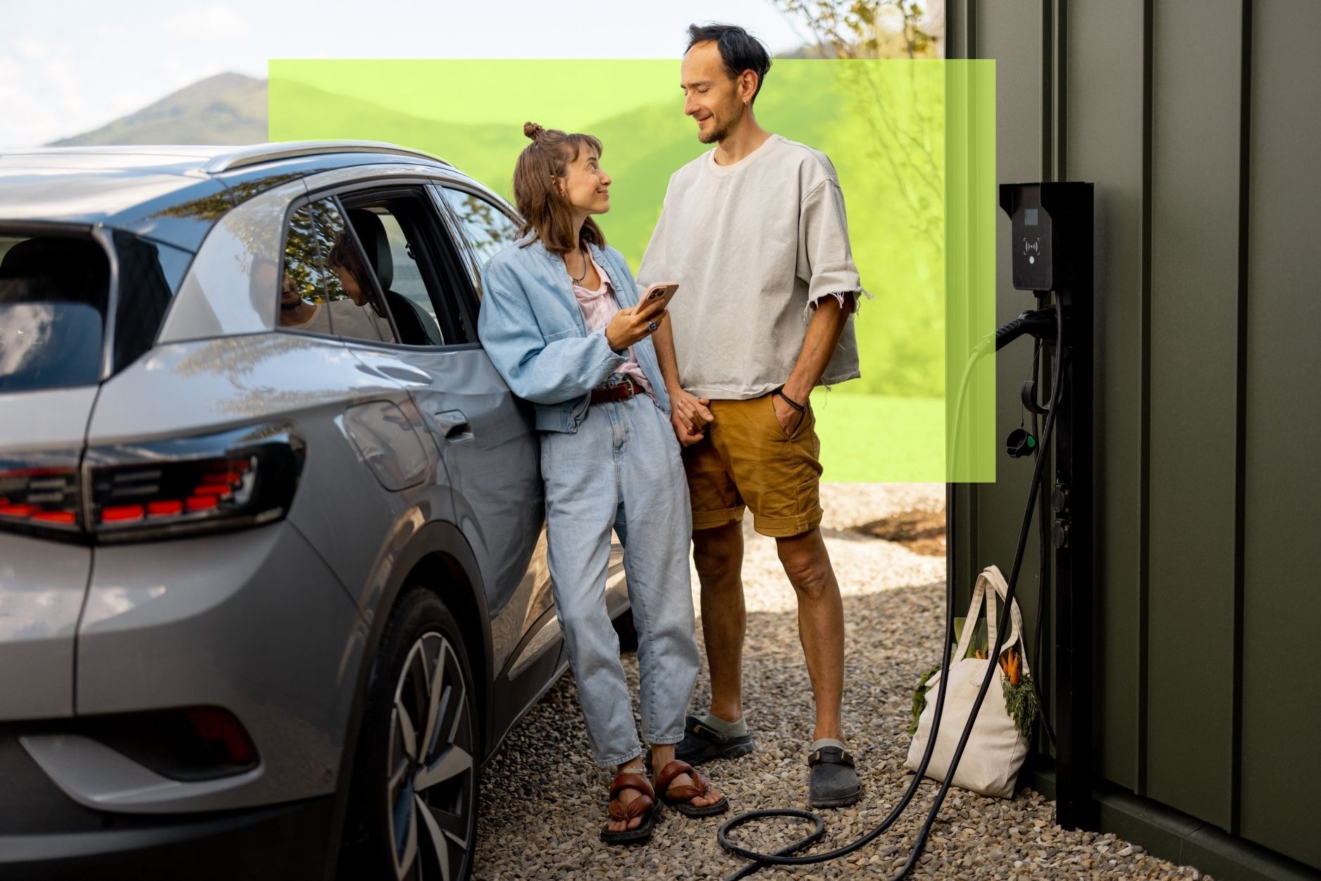 ein Paar steht vor einem Elektro-Auto