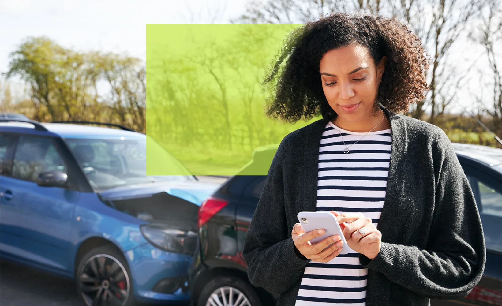 Frau Autounfall Smartphone Autoversicherung