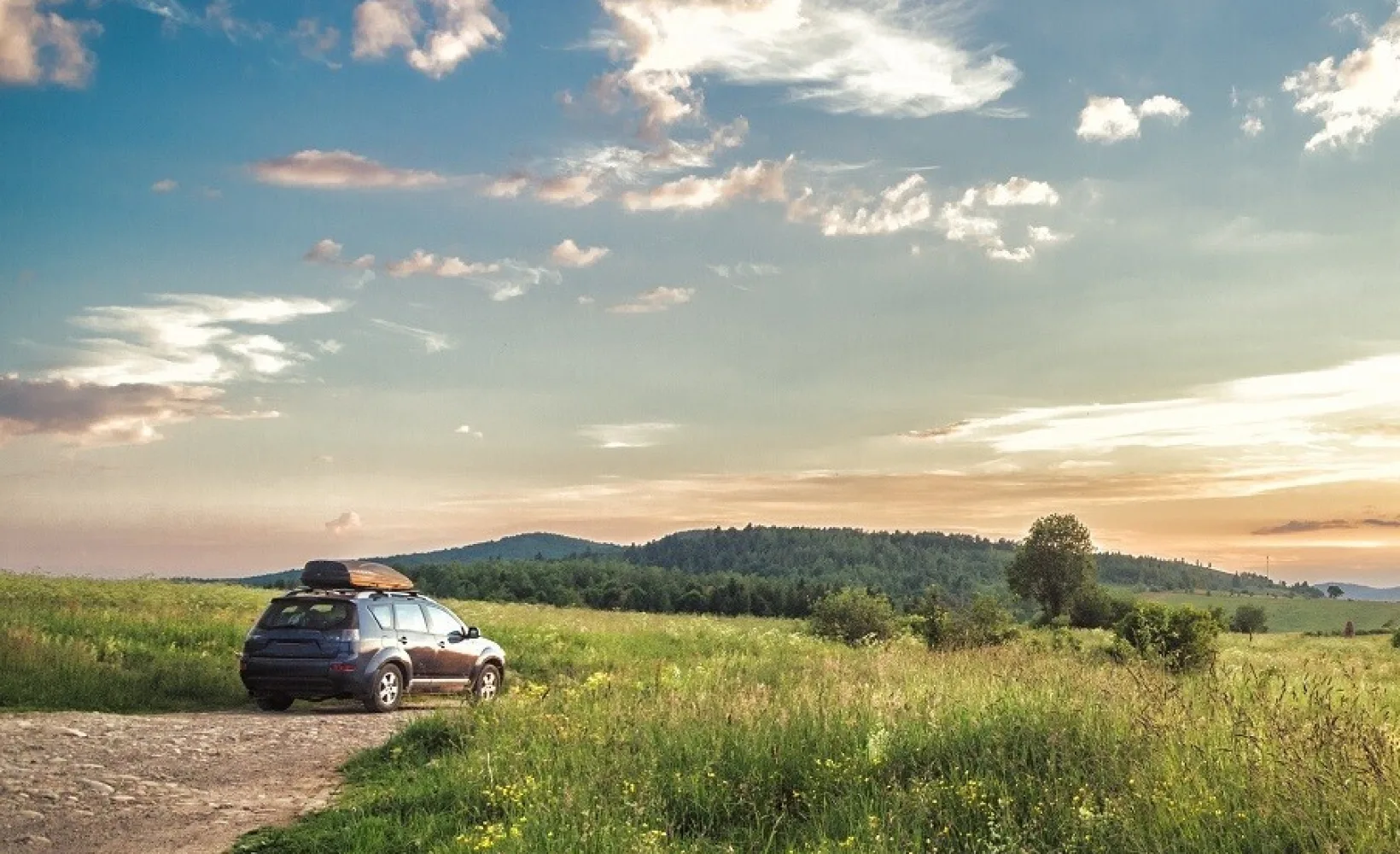 Elektroauto in Landschaft mit Abendstimmung