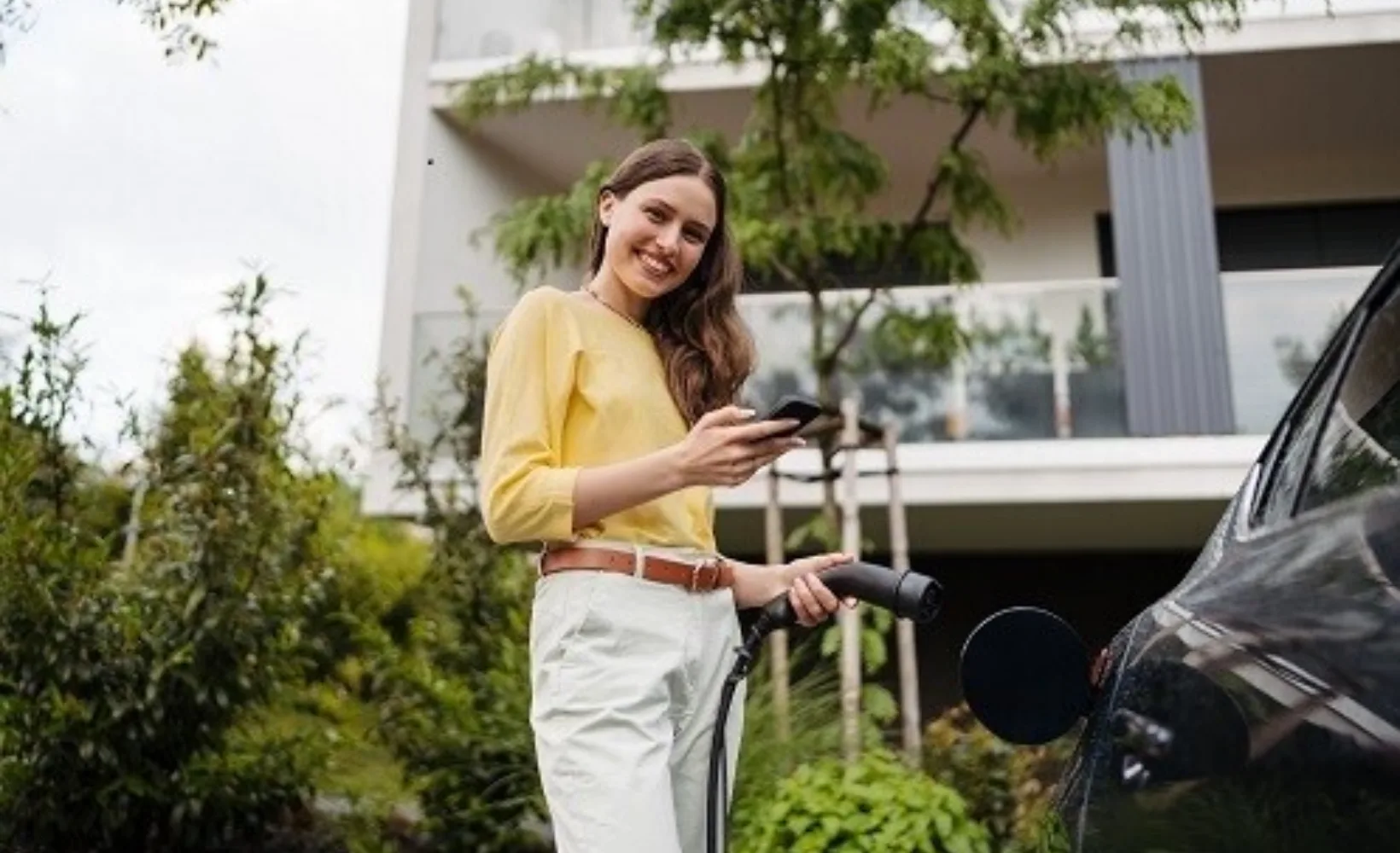 Frau Auto Plugin Laden Autoversicherung