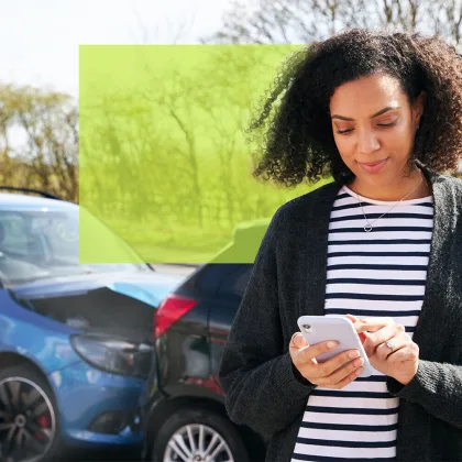 Frau Autounfall Smartphone Autoversicherung