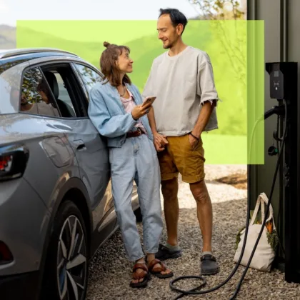 ein Paar steht vor einem Elektro-Auto