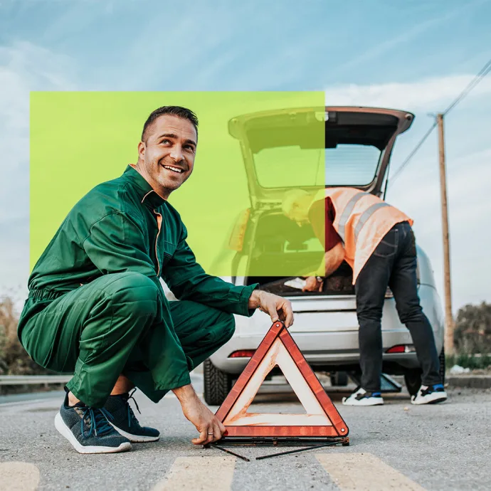 Pannenhilfe für Auto. Mann stellt Pannendreick auf.