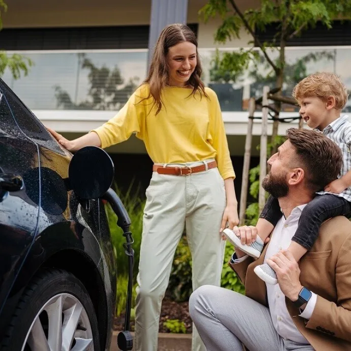 Familie lädt Elektroauto auf