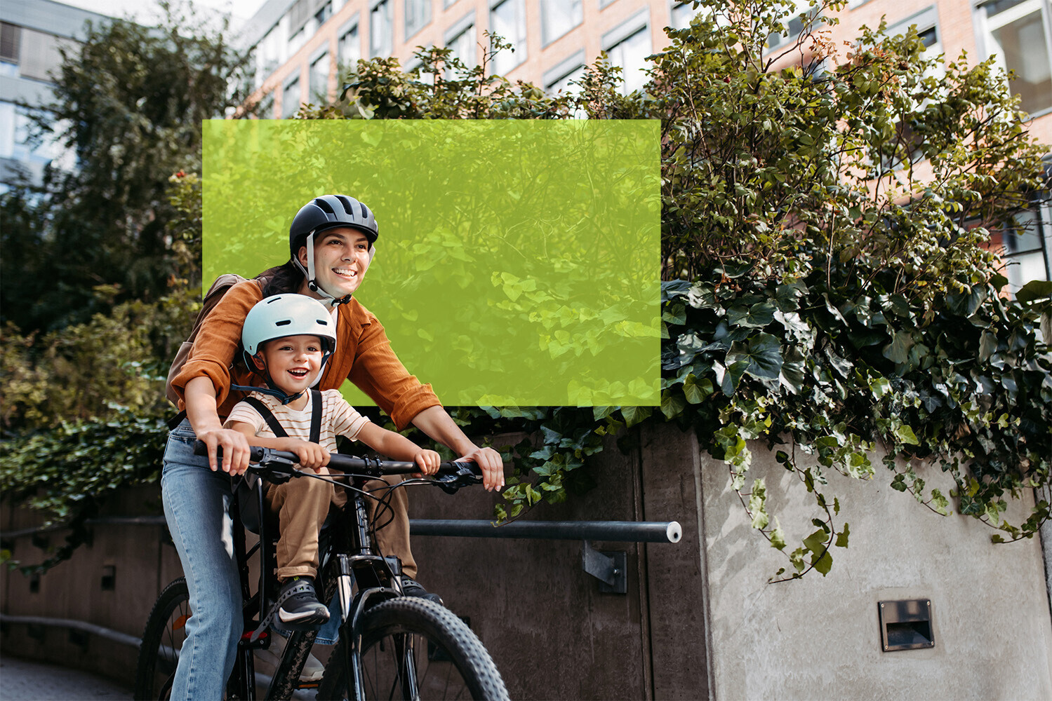 Frau auf Velo mit Kind in Kindersitz