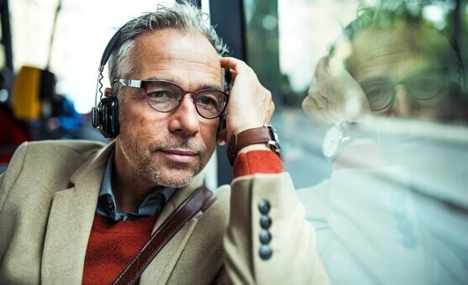 Mann öffentlicher Verkehr Versicherung Wertsachen