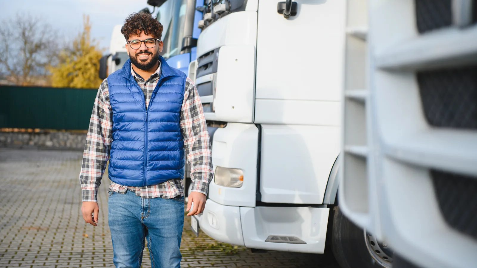 Mann Lastwagen Webinar Swiss e-Cargo